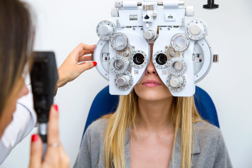 eye test woman skiascopy